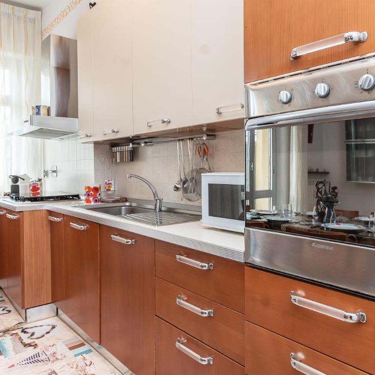 Parcheggio Privato - 10 Min Centro Storico - Appartamento con 2 Camere da Letto - 17