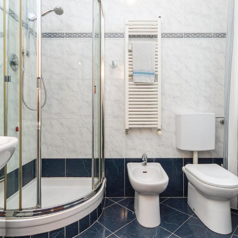 Parcheggio Privato - 10 Min Centro Storico - Appartamento con 2 Camere da Letto - 18