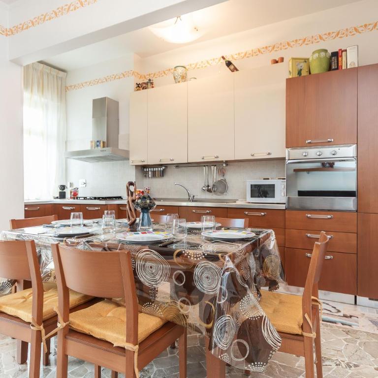 Parcheggio Privato - 10 Min Centro Storico - Appartamento con 2 Camere da Letto - 16
