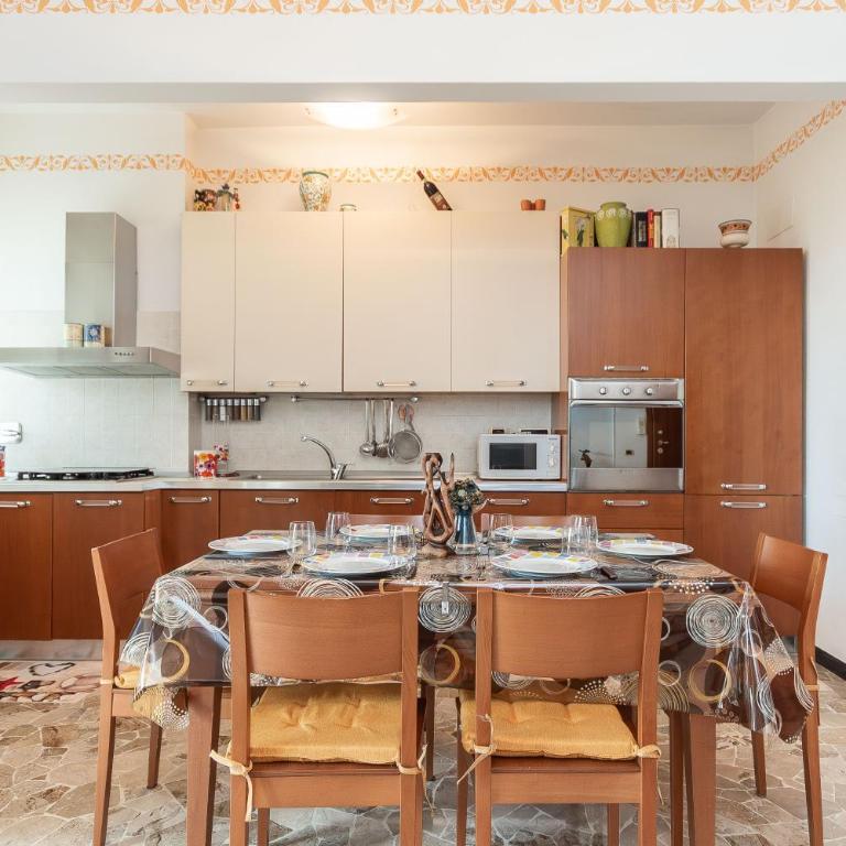 Parcheggio Privato - 10 Min Centro Storico - Appartamento con 2 Camere da Letto - 15