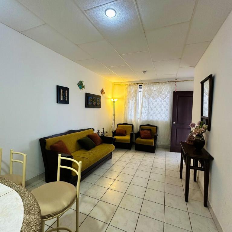 Casa vacacional en Salinas en Urb privada con parqueo piscina y jacuzzi - Four-Bedroom House - 2
