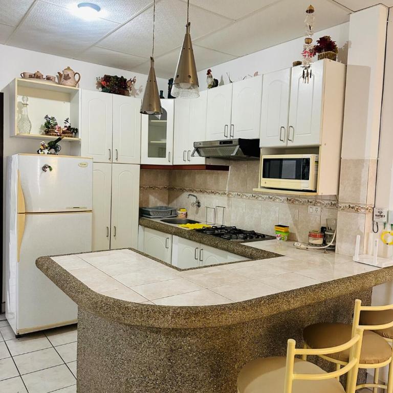 Casa vacacional en Salinas en Urb privada con parqueo piscina y jacuzzi - Four-Bedroom House - 3