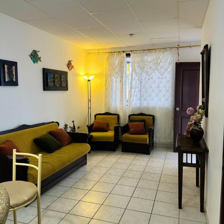 Casa vacacional en Salinas en Urb privada con parqueo piscina y jacuzzi - Four-Bedroom House - 4