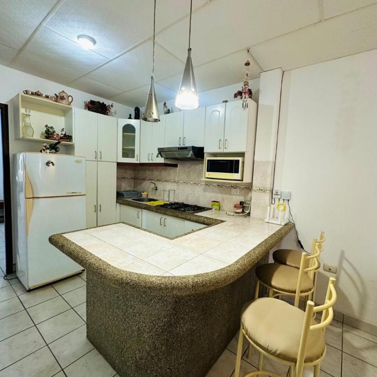 Casa vacacional en Salinas en Urb privada con parqueo piscina y jacuzzi - Four-Bedroom House - 17