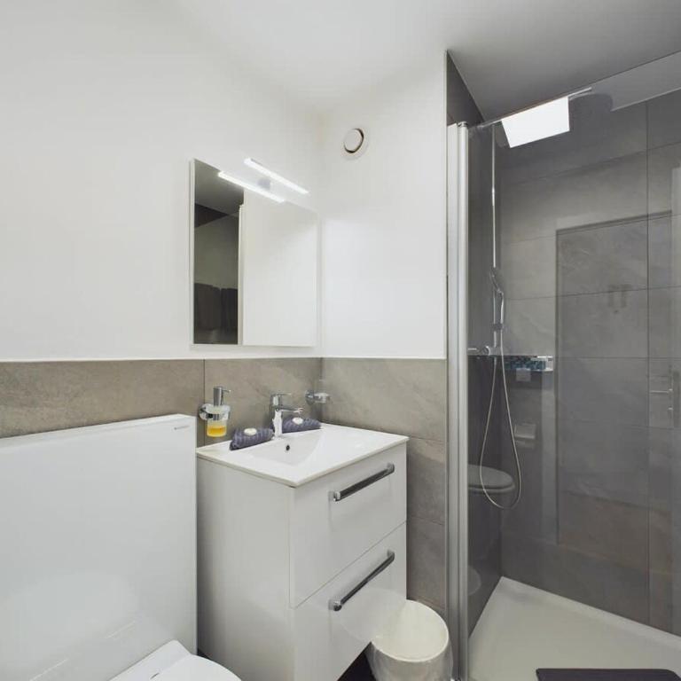 Mountain Majesty Apartment with Stunning Views - Apartment - 13