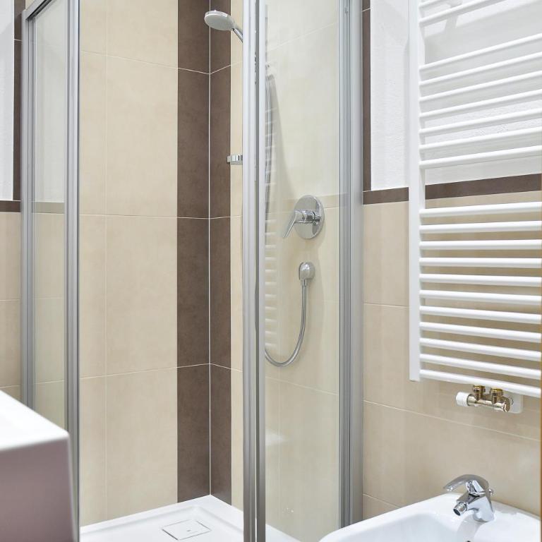 Guesthouse Rungg - Camera Matrimoniale con Bagno Privato e Balcone - 2