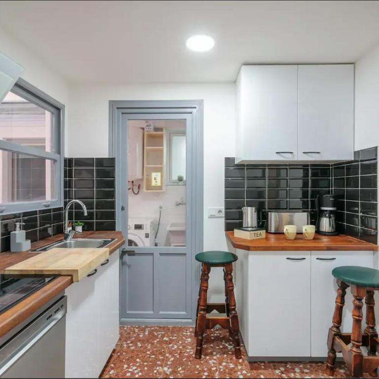 Amparo Home Family Stay near ADDA, Plaza de Toros & General Hospital - Three-Bedroom Apartment - High Floor - 14