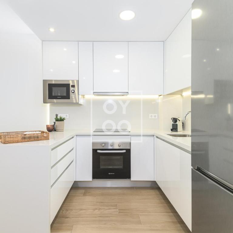 Nalia Horizon Penthouse, Outdoor living with solarium, BBQ, pool, hot tub - by OYOOSTAYS - Two-Bedroom Deluxe Apartment with Garden View - 10