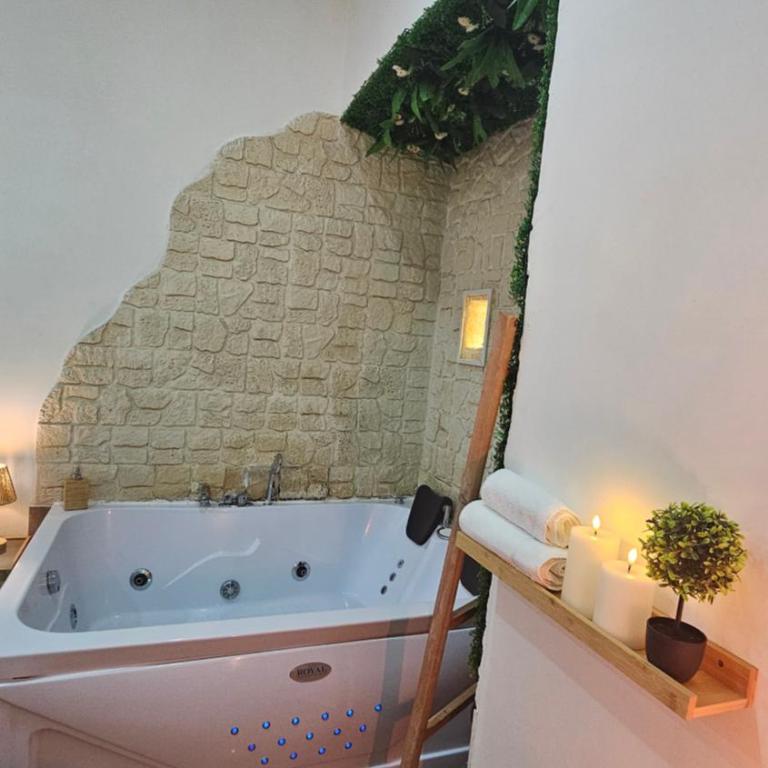 B&B Napoli Centrale Room&Jacuzzi - Suite Deluxe con Vasca Idromassaggio - 13