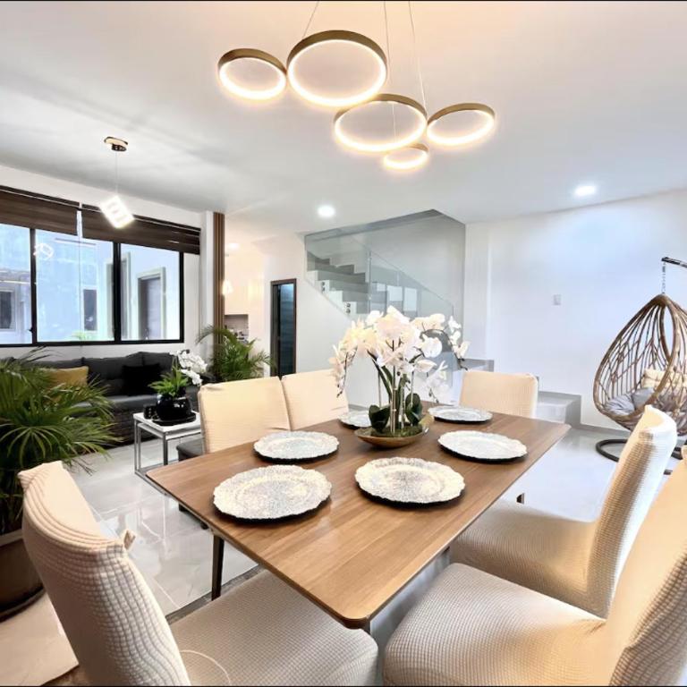 Lujosa Casa a 5min El Paseo Shopping Costa Oro - Three-Bedroom House - 3