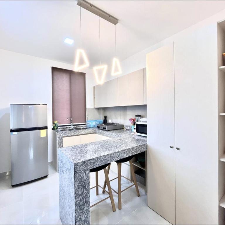 Lujosa Casa a 5min El Paseo Shopping Costa Oro - Three-Bedroom House - 6