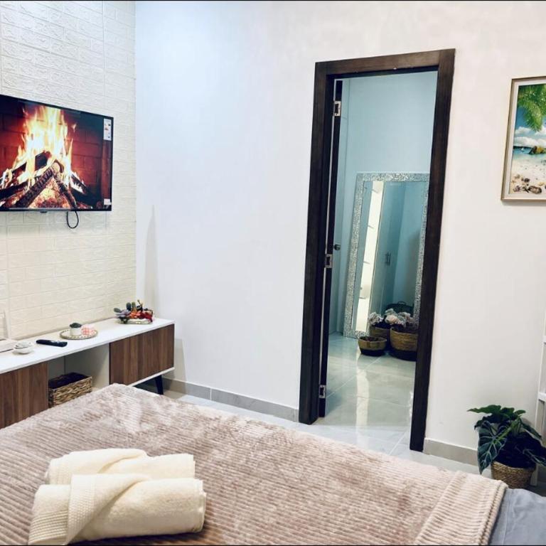 Lujosa Casa a 5min El Paseo Shopping Costa Oro - Three-Bedroom House - 7