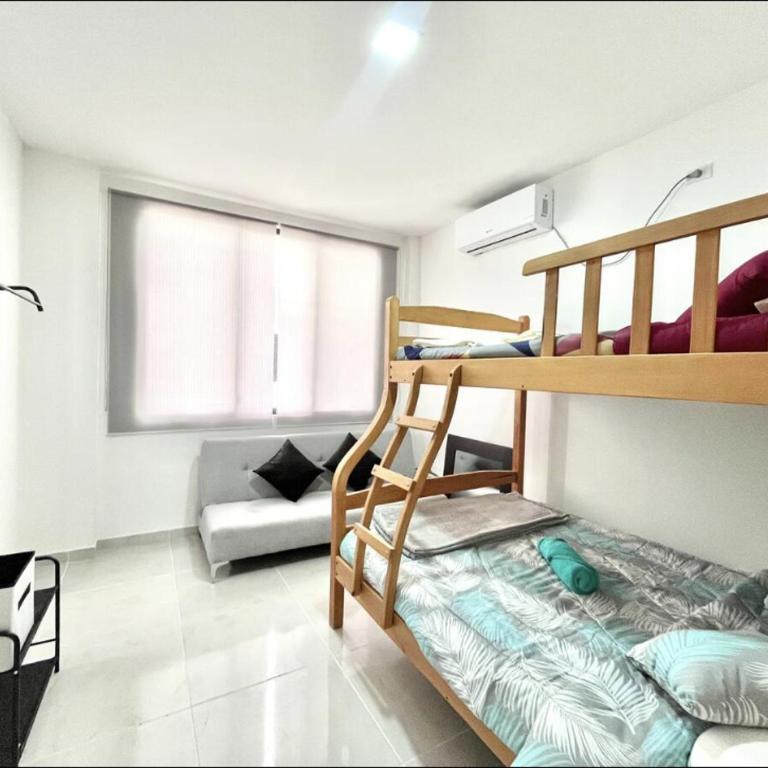 Lujosa Casa a 5min El Paseo Shopping Costa Oro - Three-Bedroom House - 10