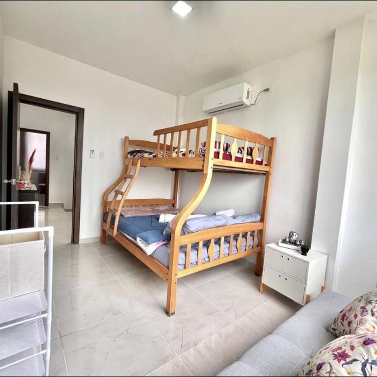 Lujosa Casa a 5min El Paseo Shopping Costa Oro - Three-Bedroom House - 11