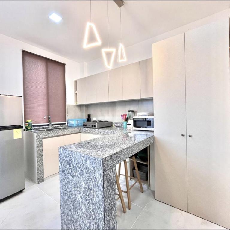 Lujosa Casa a 5min El Paseo Shopping Costa Oro - Three-Bedroom House - 13