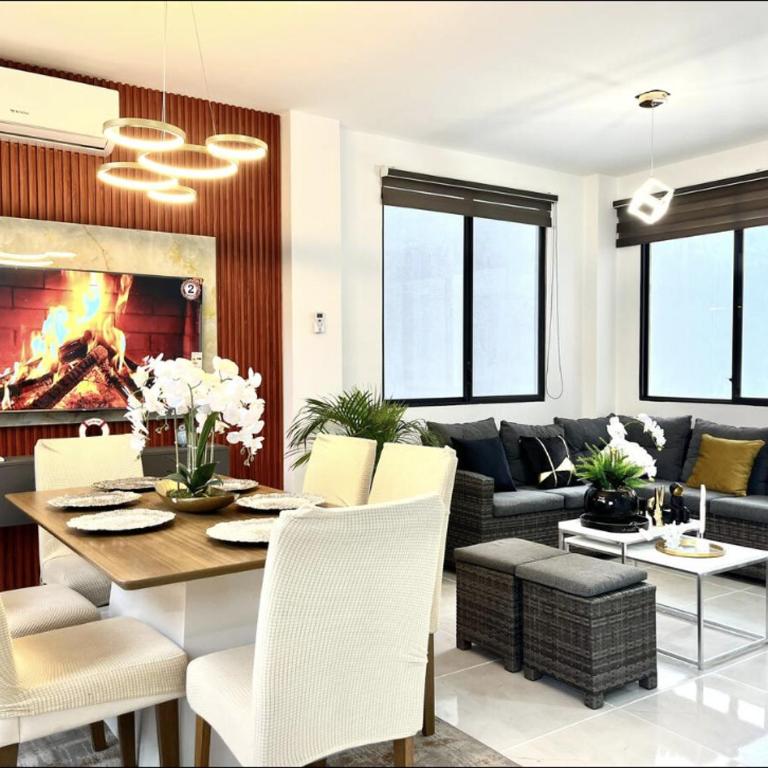 Lujosa Casa a 5min El Paseo Shopping Costa Oro - Three-Bedroom House - 14