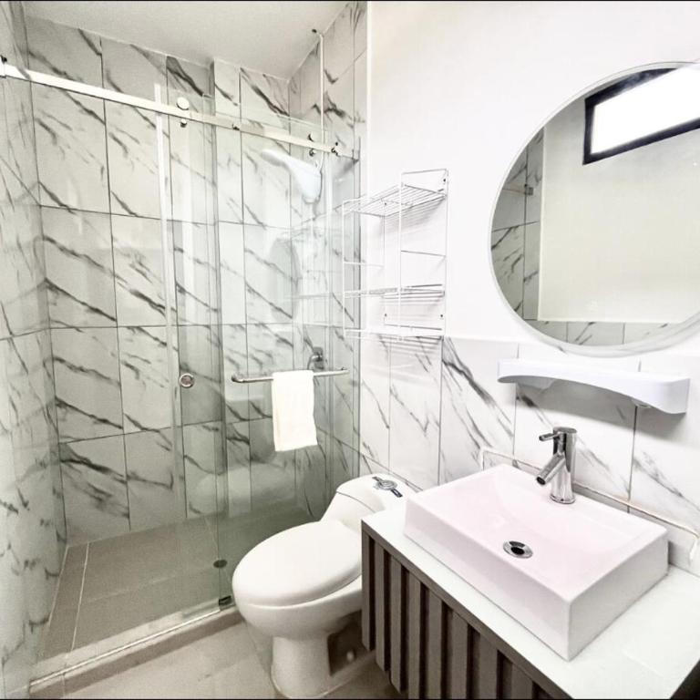 Lujosa Casa a 5min El Paseo Shopping Costa Oro - Three-Bedroom House - 17