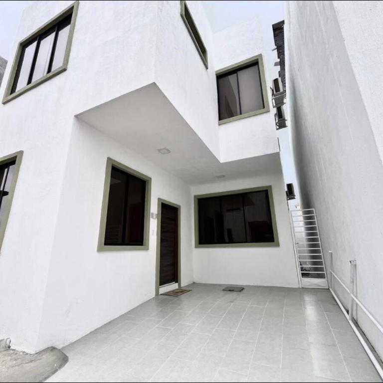 Lujosa Casa a 5min El Paseo Shopping Costa Oro - Three-Bedroom House - 21
