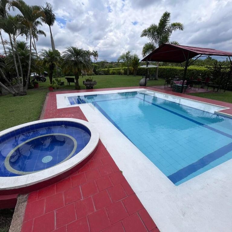 Hermosa Casa Campestre en Montenegro-Quindío - Casa de 4 dormitorios - 3