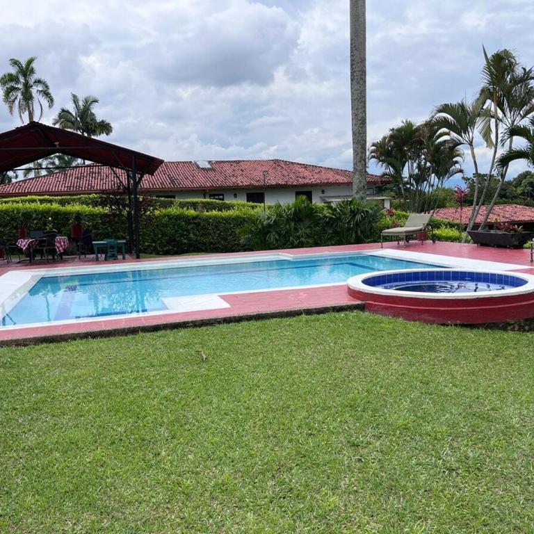 Hermosa Casa Campestre en Montenegro-Quindío - Casa de 4 dormitorios - 21