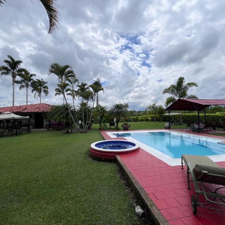 Hermosa Casa Campestre en Montenegro-Quindío - Casa de 4 dormitorios - 1