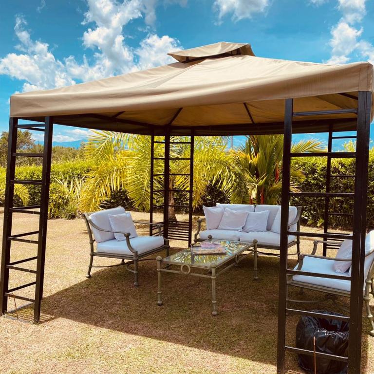 Hermosa Casa Campestre en Montenegro-Quindío - Casa de 4 dormitorios - 58