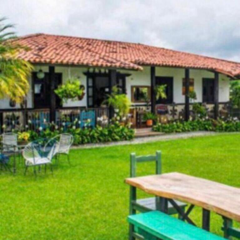 Hermosa Casa Campestre en Montenegro-Quindío - Casa de 4 dormitorios - 60