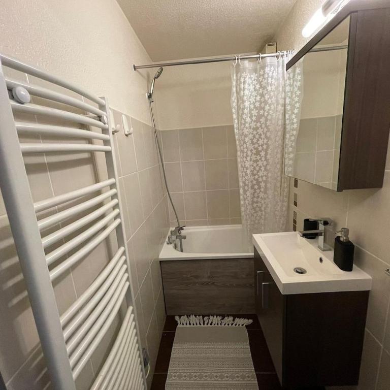 Downtown Chamonix Studio & Stunning Mountain View - One-Bedroom Apartment - 7