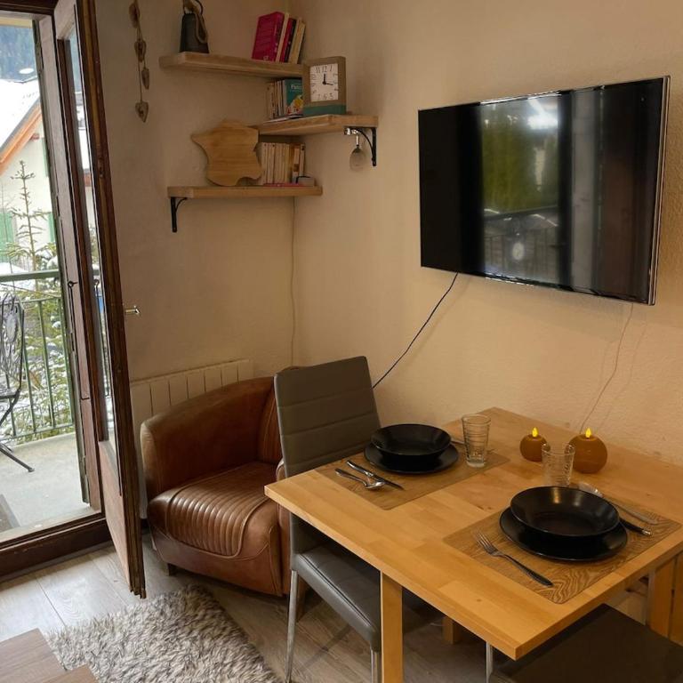 Downtown Chamonix Studio & Stunning Mountain View - One-Bedroom Apartment - 14