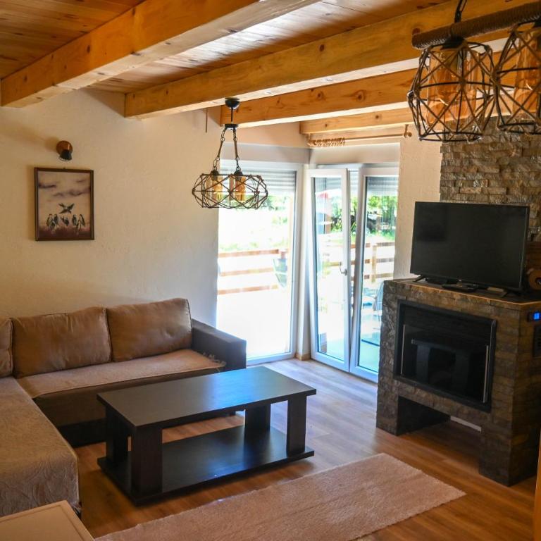Mountain Majesty - Two-Bedroom House - 11