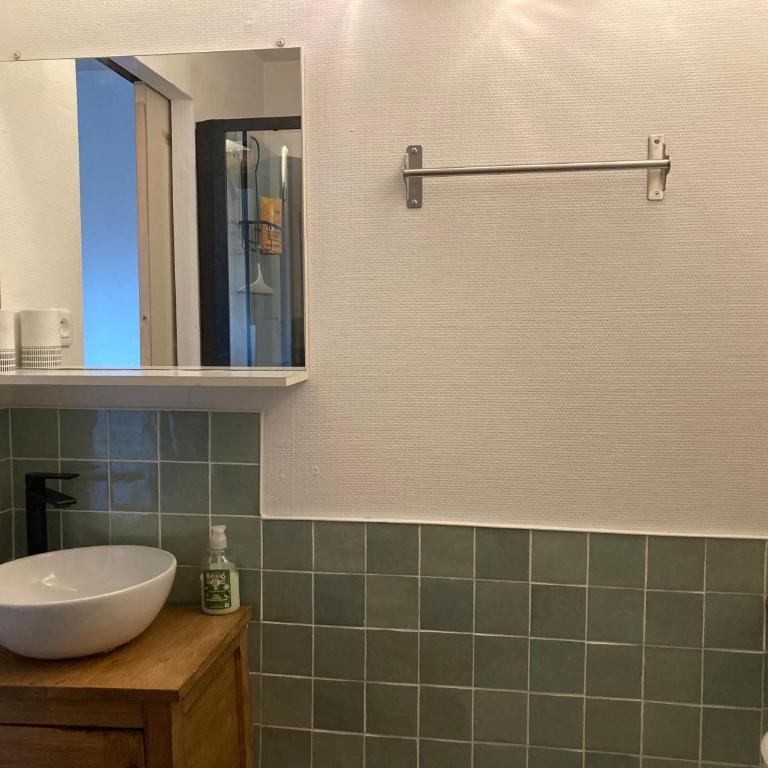 Confortable studio centre ville - One-Bedroom Apartment - 3