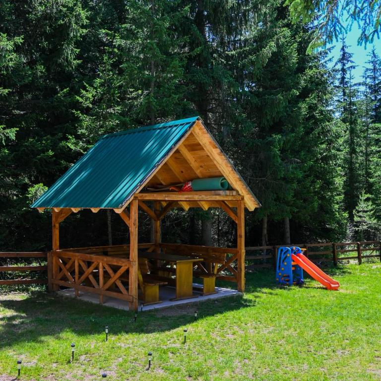 Mountain Majesty - Two-Bedroom House - 9