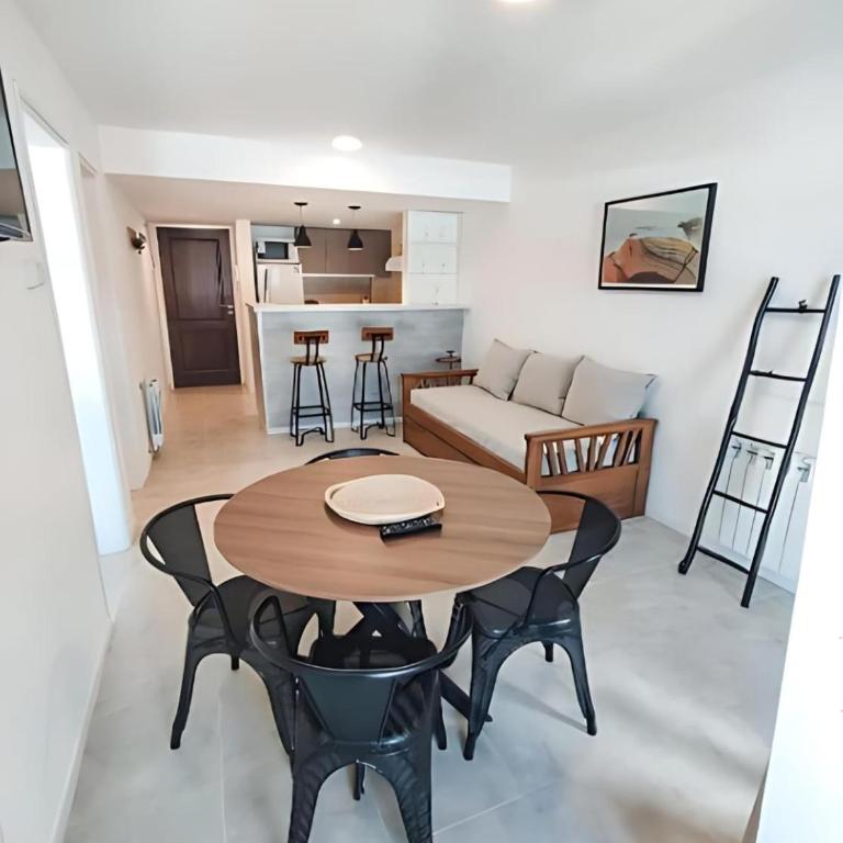 Departamento de 3 Ambientes 2 Dormitorios Dos Camas Dobles con Desayunador Balcon y Cochera Cubierta - Apartamento de 2 dormitorios - 5