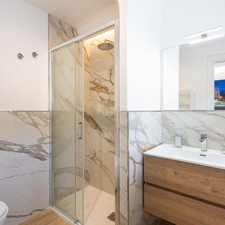 Luxury Rooms near St Peter - Double Room with Private Bathroom - 9