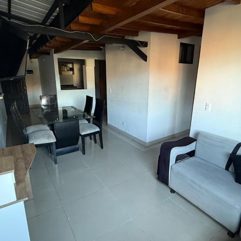 Apartamento cómodo con excelente ubicación - Three-Bedroom Apartment - 1