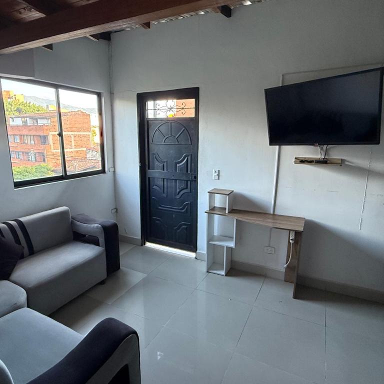 Apartamento cómodo con excelente ubicación - Three-Bedroom Apartment - 3