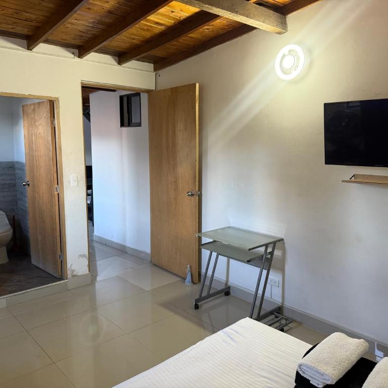 Apartamento cómodo con excelente ubicación - Three-Bedroom Apartment - 4