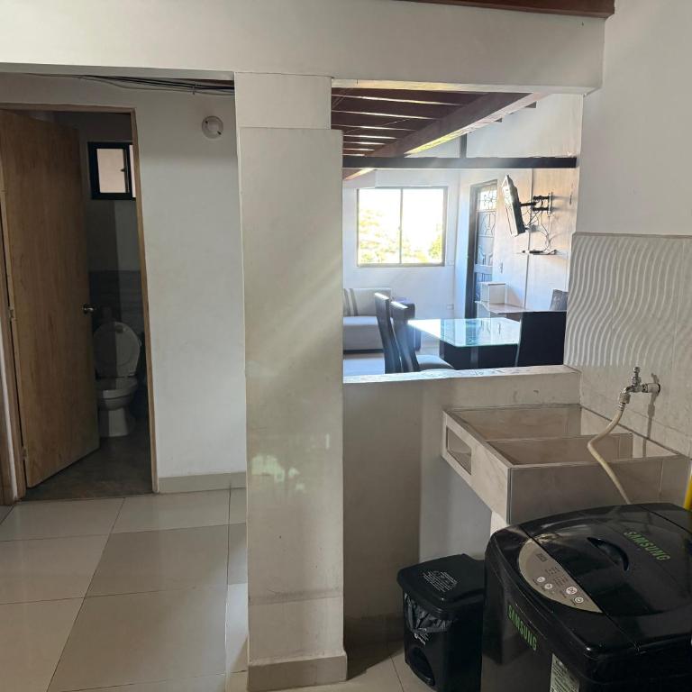 Apartamento cómodo con excelente ubicación - Three-Bedroom Apartment - 8