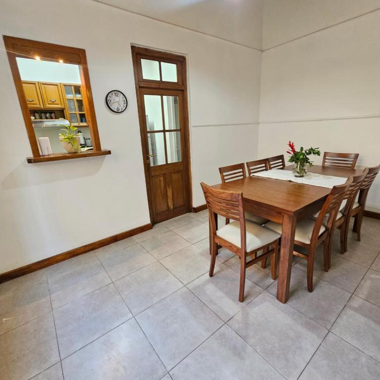 Casa centrica en Rosario con cochera doble - Casa de 2 dormitorios - 9