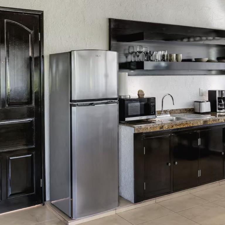 Cozy studios, walking distance to the beach - Studio Apartment with Queen Bed - 3