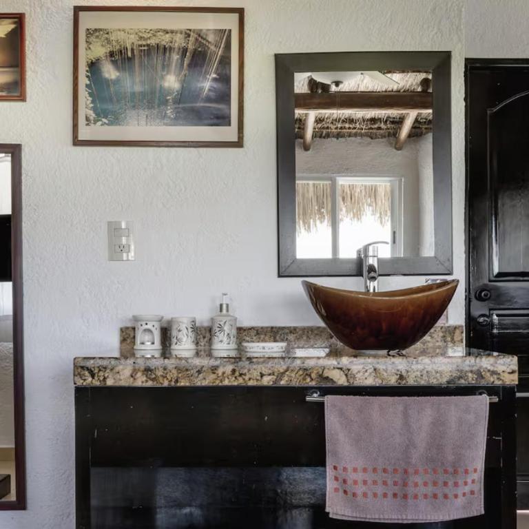 Cozy studios, walking distance to the beach - Studio Apartment with Queen Bed - 4