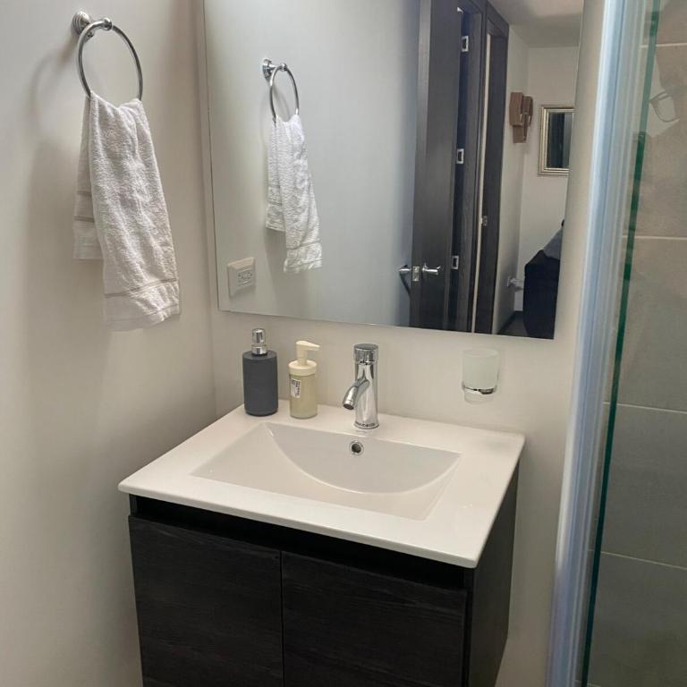 hermoso apto con balcon en Unicentro wifi cocina parqueadero - Three-Bedroom Apartment - 15