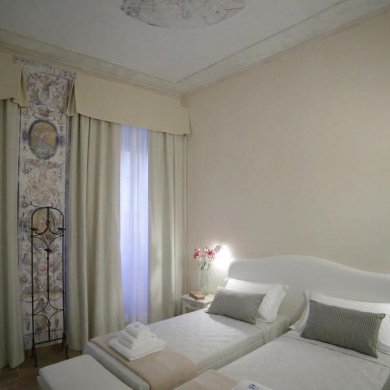 Hotel Renaissance - Standard Double or Twin Room - 3