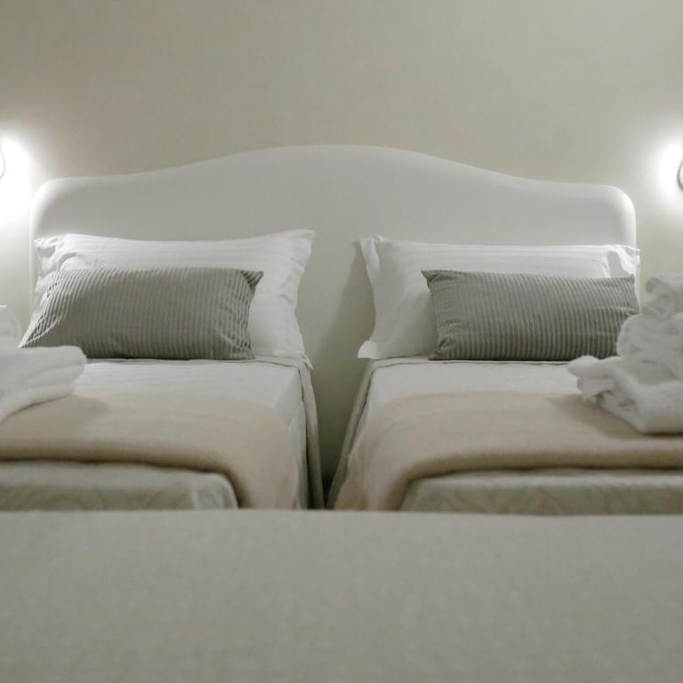 Hotel Renaissance - Standard Double or Twin Room - 7