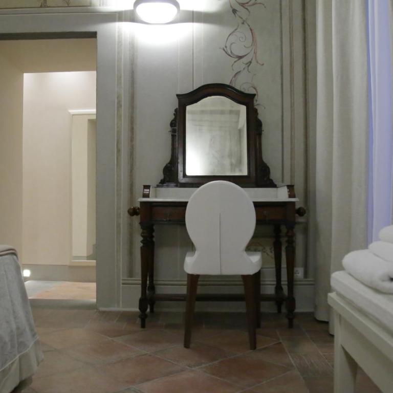 Hotel Renaissance - Deluxe Double or Twin Room - 4