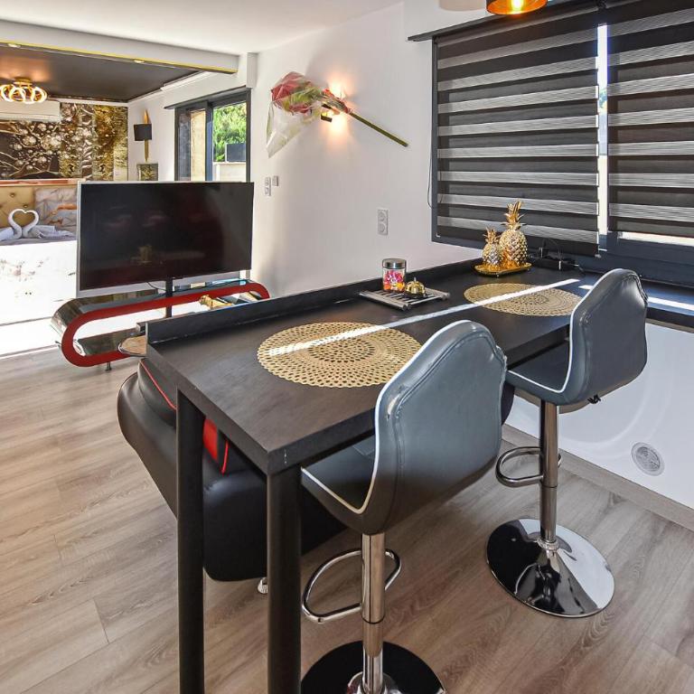 Villa Avec Piscine Privée - Maison de Vacances 1 Chambre - 2