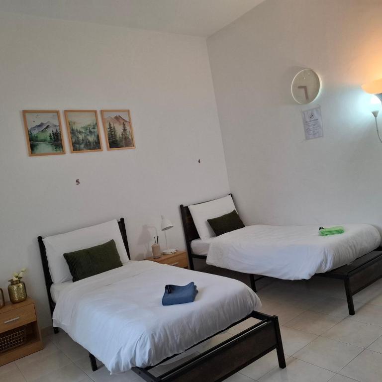 CozyNeat Hub - Camera Tripla con Bagno in Comune - 9