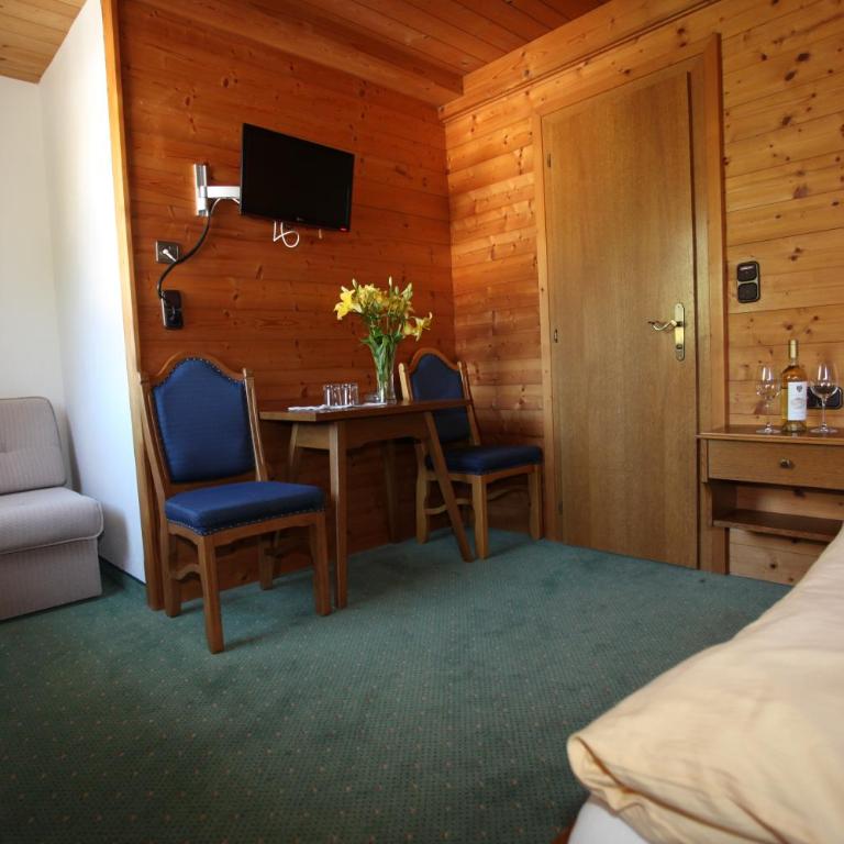 Frühstückspension Christina - Doppelzimmer mit Zustellbett - 3