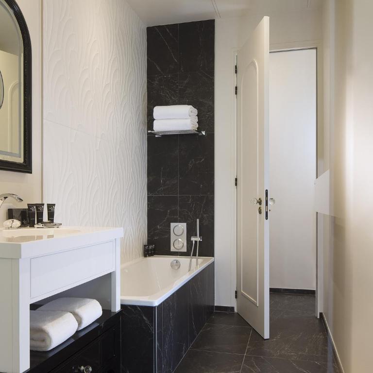 Le Narcisse Blanc - Deluxe Double or Twin Room - 4