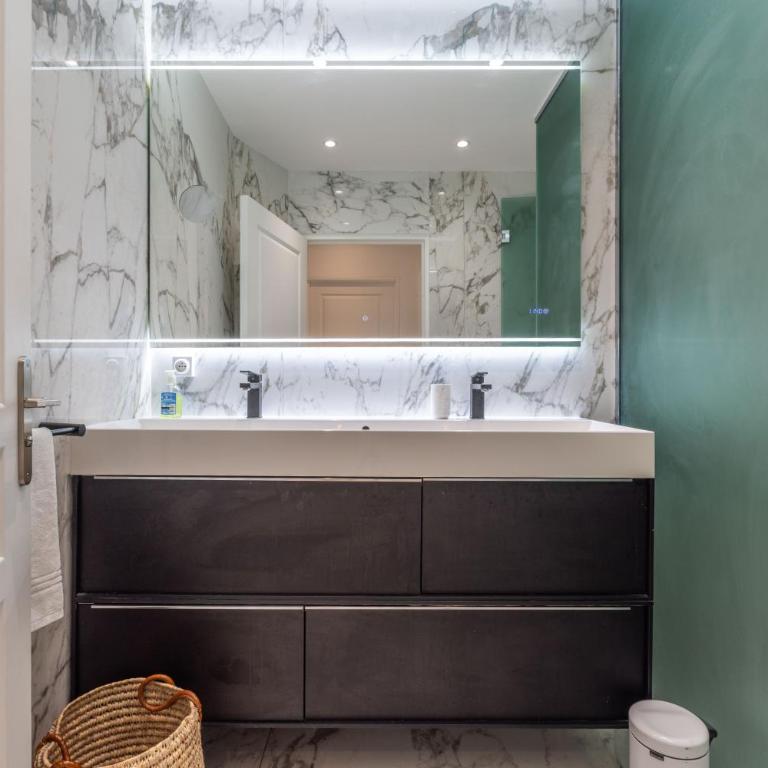 LB Vacation Rentals I Elegant Apartment with Terrace & Mezzanine in the heart of Cannes - Appartement 3 Chambres - 3
